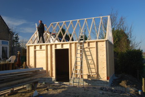 Het stellen van de houten daksporen 1111 (29)