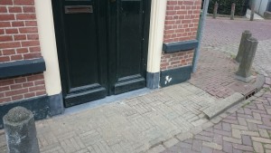 Foto, nieuwe dorpel met hardstenen neuten geplaatst